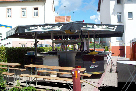 Der KJ-Bierstand beim 25. Schiffweiler Dorffest