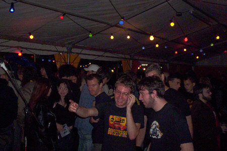 Heftig Stimmung im Zelt